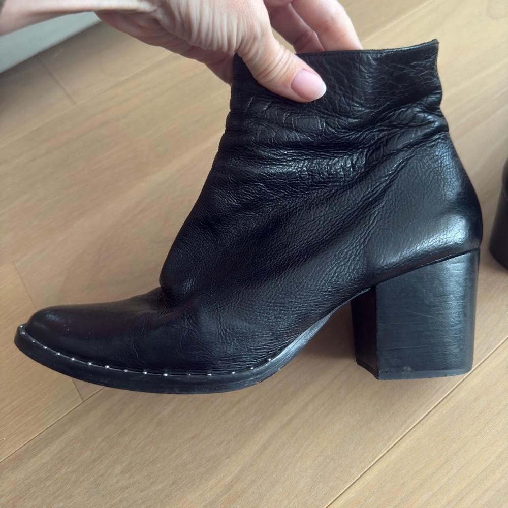 Freda Salvador sz 7.5 but fits a 7 black leather boots booties ankle